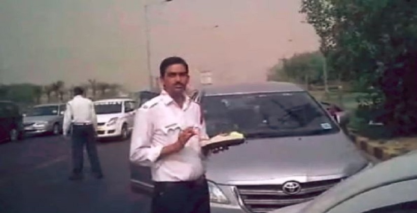 Delhi Traffic Policemen caught taking bribe on camera