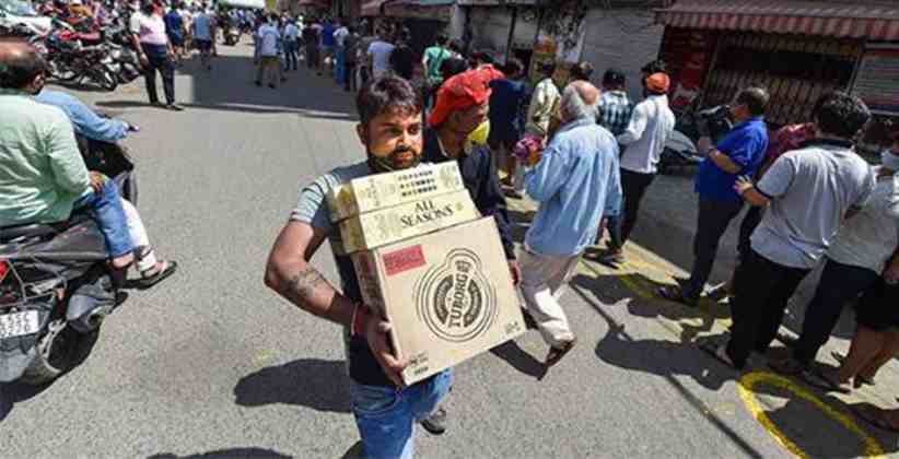 Delhi Citizens Mock Social Distancing Norms; Form Long Queues Outside Liquor Shops